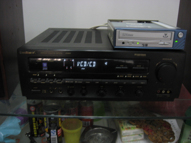 家里有一台老功放 联声AV-9833。 我找了下联声AV-9833的资料,是这样介绍的: 大型屏蔽E牛.蜂巢散热.带杜比逻辑解码; 5声道AC3独立输入; 全分离件功率输出; 电源输入功率300W。 家里还有俩落地箱,美乐 melody 的箱子。100W,8欧姆。 现在想组建一个简单的5.1环绕声影院,主要是看电影,不知道是否可以直接入一套 雅马哈NS-P9002 中置环绕即可,如果想体验次时代,是否购买一个解码器输出5声道信号给联声功放就行呢? 不行的话,我就直接搞RF62一套了,但是来自内人压力比较大